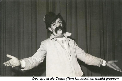 Opa speelt als Dorus (Tom Nauders) en maakt grappen.